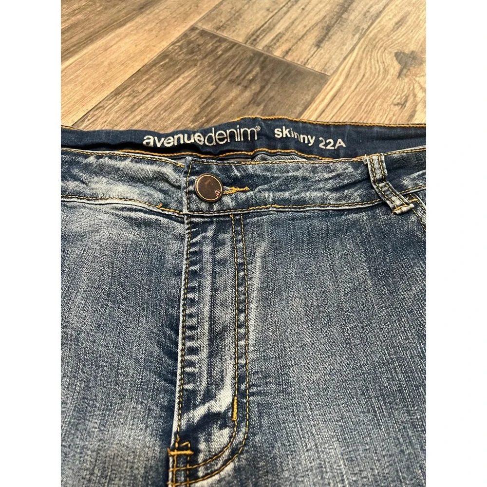 Avenue jeans floral embroidery on thigh women's sz22  skinny‎ distressed Boho
